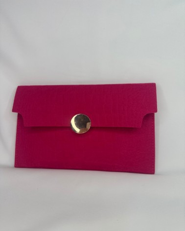 Clutch rosa empolvado con textura cocodrilo y cierre dorado