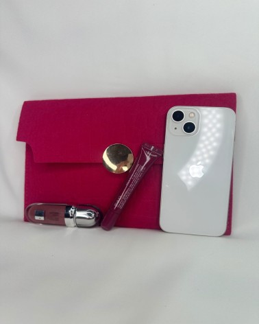 Clutch rosa empolvado con textura cocodrilo y cierre dorado