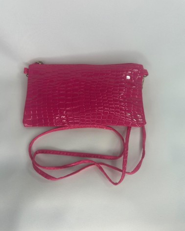 Bolso mini bandolera fucsia con textura efecto cocodrilo