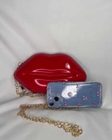 Clutch rojo en forma de labios con cadena dorada