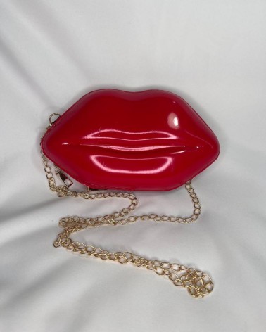 Clutch rojo en forma de labios con cadena dorada