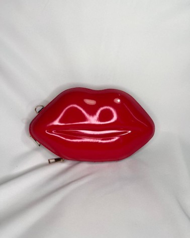 Clutch rojo en forma de labios con cadena dorada