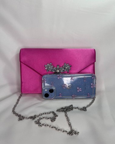 Clutch de raso fucsia con broche joya