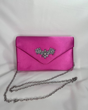Clutch de raso fucsia con broche joya