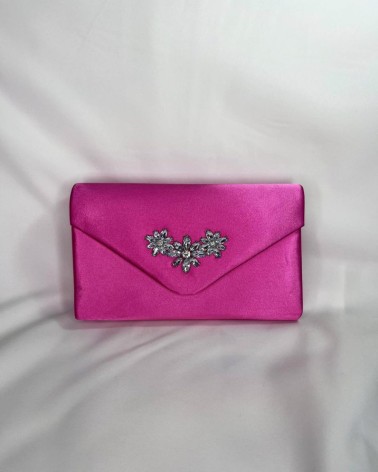 Clutch de raso fucsia con broche joya