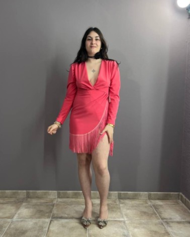 Vestido rosa corto flecos manga larga escote en V