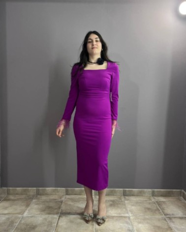 Vestido Largo Morado con Mangas Acabado Plumas