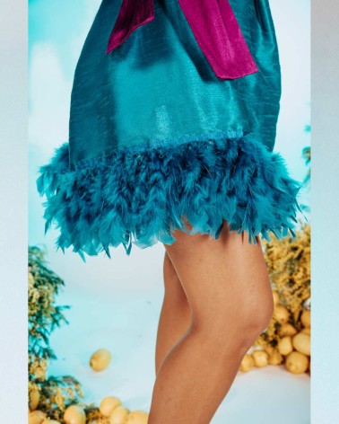 Vestido corto de fiesta verde azulado con plumas y cinturón morado