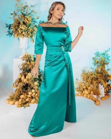 Vestido largo verde esmeralda con escote ilusión y plumas