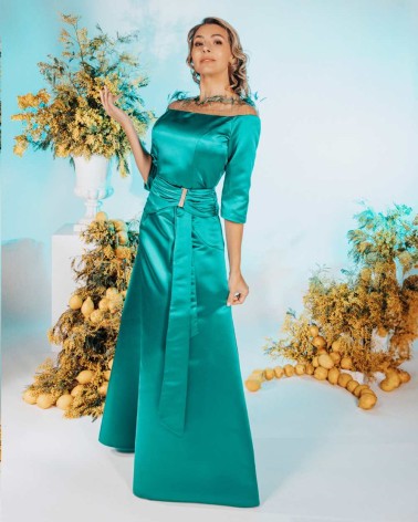 Vestido largo verde esmeralda con escote ilusión y plumas