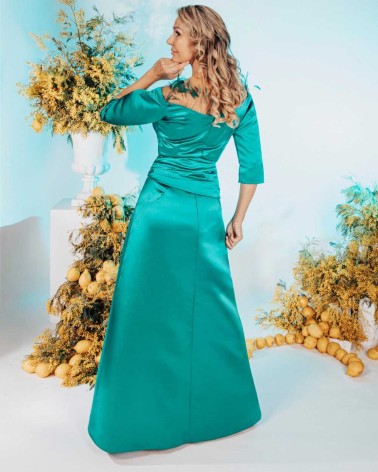 Vestido largo verde esmeralda con escote ilusión y plumas