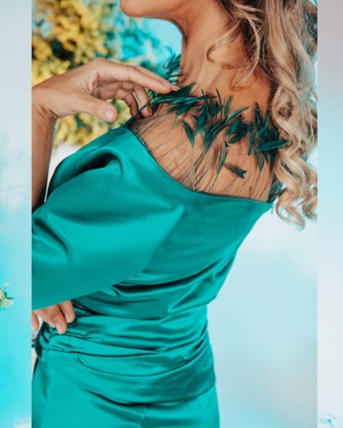 Vestido largo verde esmeralda con escote ilusión y plumas