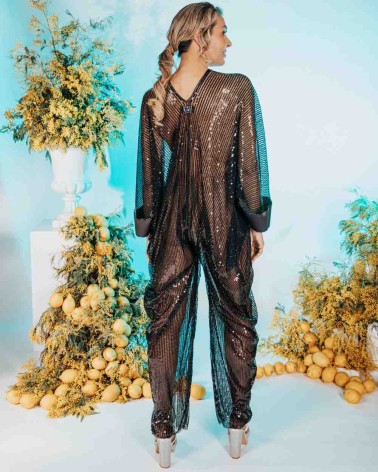 Mono negro de lentejuelas con capa efecto kimono brillante