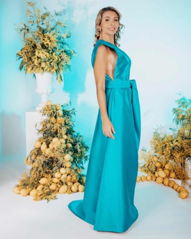Vestido azul asimétrico con broche joya y abertura en pierna