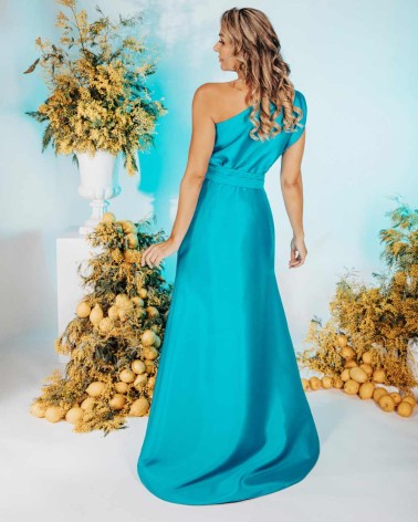 Vestido azul asimétrico con broche joya y abertura en pierna