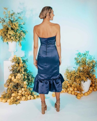 Vestido azul palabra de honor con volante en bajo