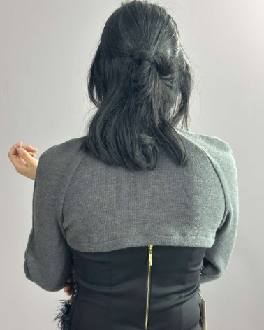 Bolero corto gris con botones joya y manga francesa entallada