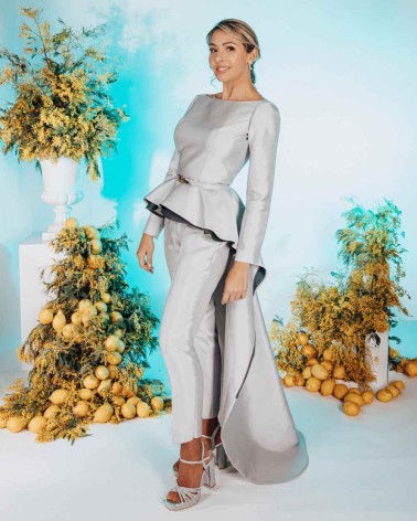 Pantalón cigarrete gris perla con sobrefalda larga desmontable