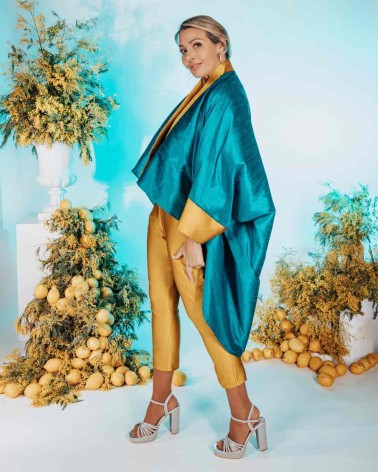 Kimono azul turquesa con bordes amarillos en tejido tornasolado