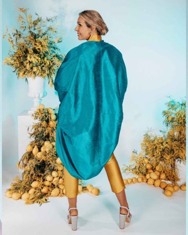 Kimono azul turquesa con bordes amarillos en tejido tornasolado