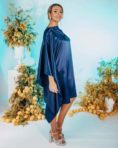 Vestido caftán corto azul satinado