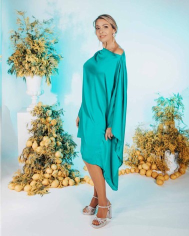 Vestido caftán corto azul celeste satinado