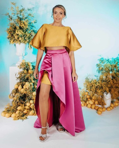 Falda alta fucsia satinada con abertura y falda interior mostaza