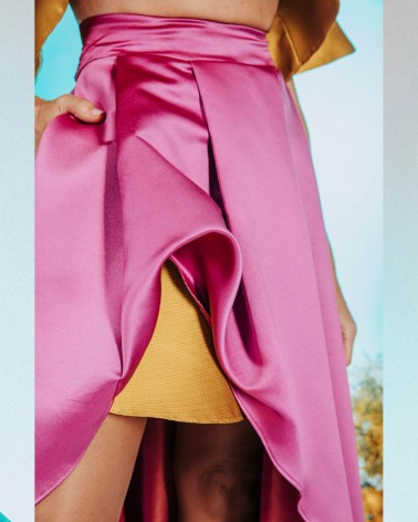 Falda alta fucsia satinada con abertura y falda interior mostaza