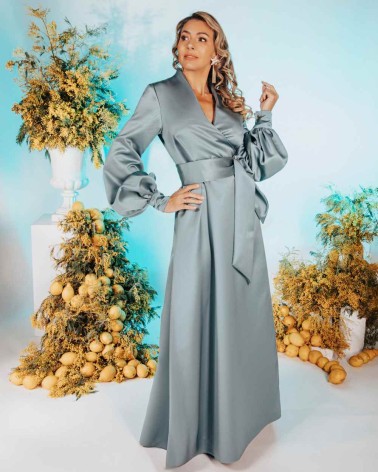 Vestido largo gris azulado con mangas abullonadas y cinturón
