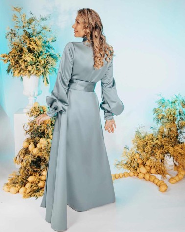 Vestido largo gris azulado con mangas abullonadas y cinturón