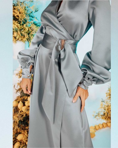 Vestido largo gris azulado con mangas abullonadas y cinturón