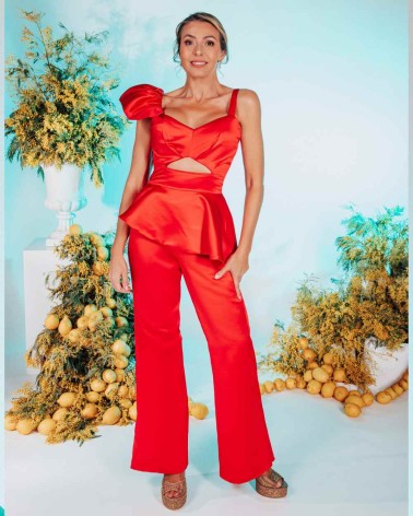 Top rojo con escote corazón y manga abullonada asimétrica