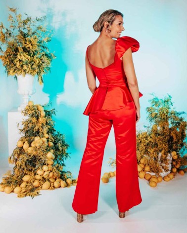 Top rojo con escote corazón y manga abullonada asimétrica