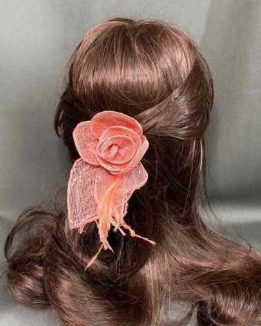 Tocado floral con detalle de plumas en tonos rosados