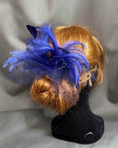 Tocado azul klein con plumas y tul para invitadas de boda elegante