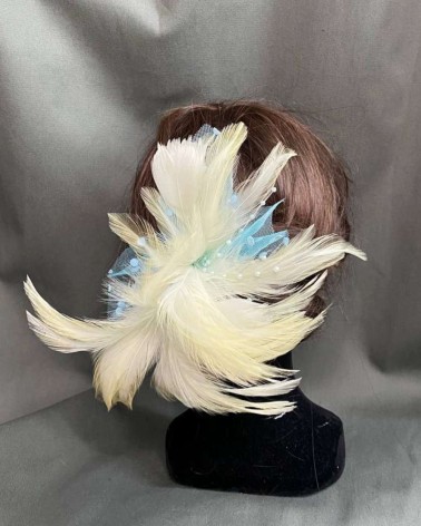 Tocado blanco con plumas y tul azul pastel para invitadas de boda