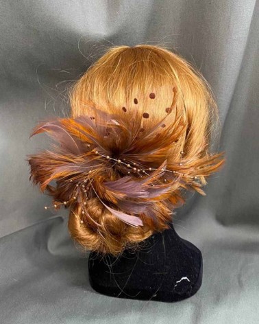 Tocado de plumas en tonos tierra con perlas para look de invitada