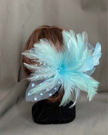 Tocado azul celeste con plumas y tul plumeti para invitada