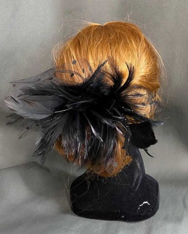 Tocado negro con plumas y tul para eventos de noche elegante