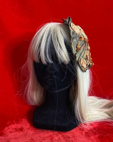 Tocado de organza bordada en tonos otoñales