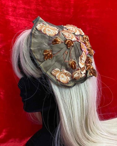 Tocado de organza bordada en tonos otoñales