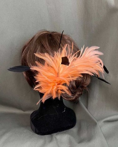 Tocado melocotón con plumas negras