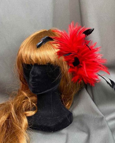 Tocado rojo con plumas negras