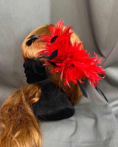 Tocado rojo con plumas negras