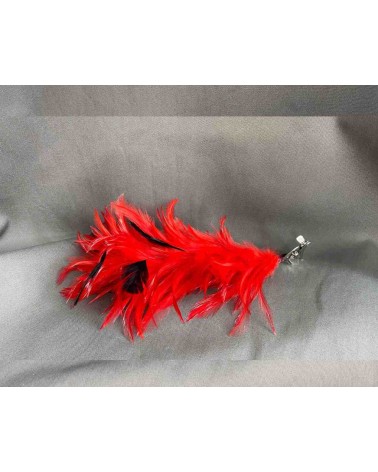 Tocado rojo con plumas negras