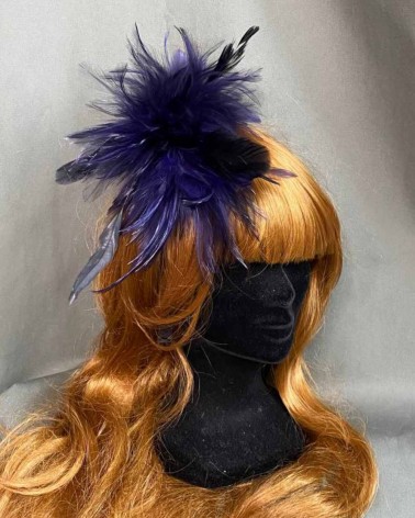 Tocado de plumas azul noche con pinza
