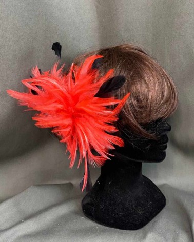 Tocado plumas coral y negras con base tipo clip
