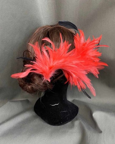 Tocado plumas coral y negras con base tipo clip