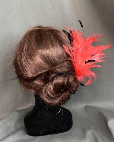 Tocado plumas coral y negras con base tipo clip