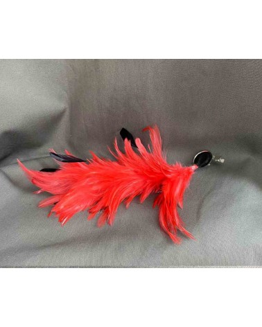 Tocado plumas coral y negras con base tipo clip